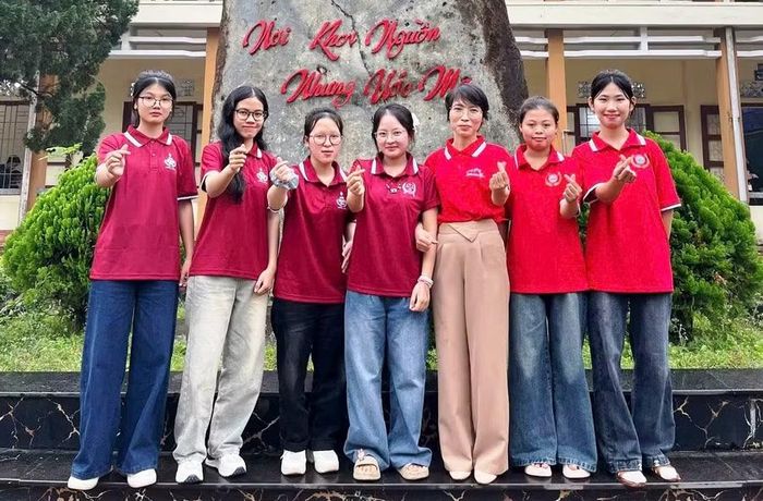 Trịnh Thị Dịu (người giữa ảnh) cùng cô giáo chủ nhiệm và các bạn của mình. Ảnh: NVCC