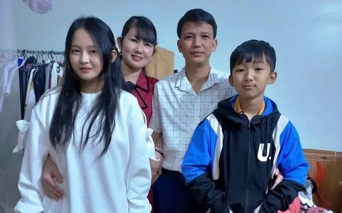 Em Trịnh Thị Dịu bên bố mẹ và em trai. Ảnh: NVCC