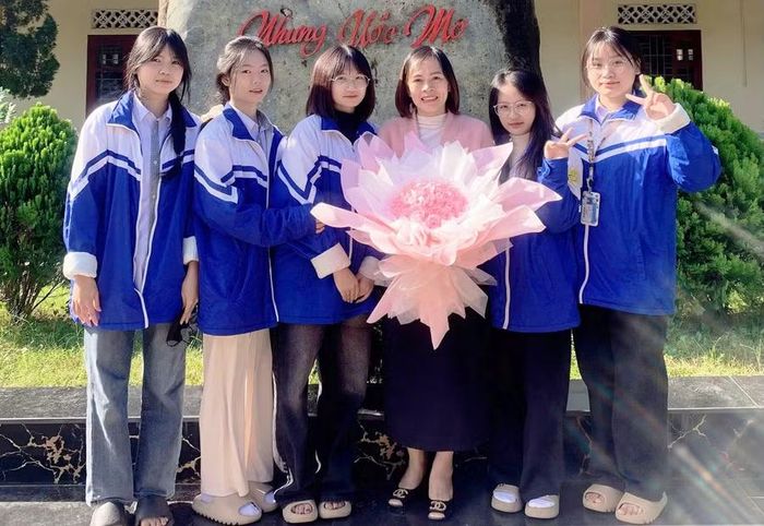 Em Trịnh Thị Dịu (thứ 2 từ phải qua) cùng cô giáo Đoàn Thị Hồng Thắm và các bạn trong đội tuyển học sinh giỏi cấp tỉnh. Ảnh: NVCC