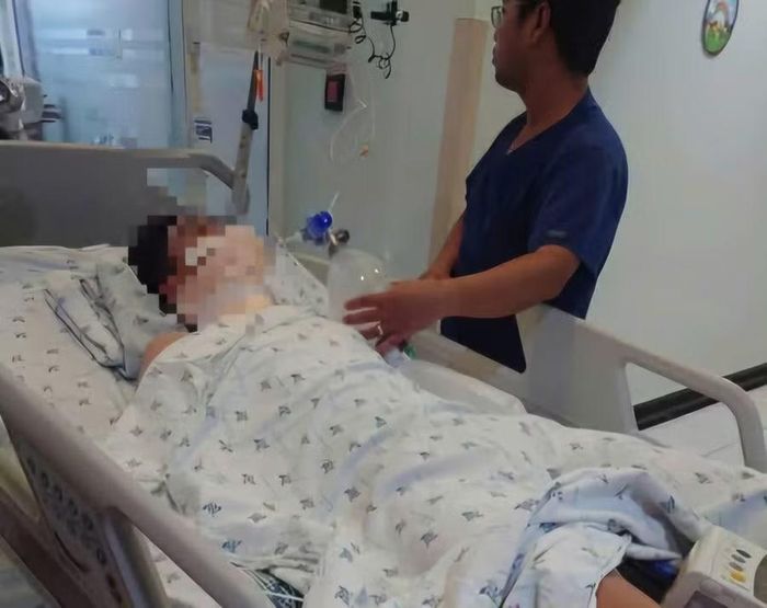 Hình ảnh Em H. khi mới được điều trị tại Bệnh viện.