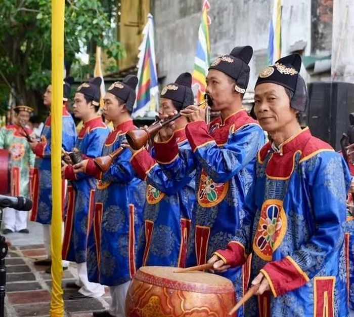Đội nhạc cung đình cử lễ.