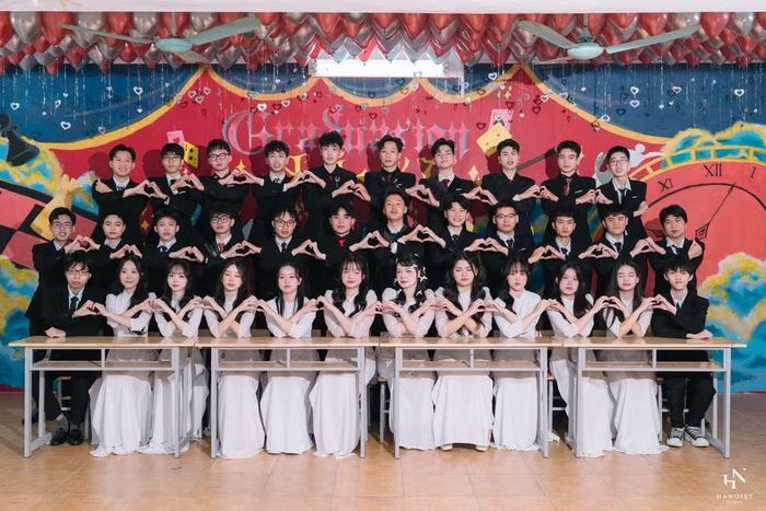 Tập thể lớp 12 chuyên Lí - Trường THPT Chuyên Hoàng Văn Thụ.