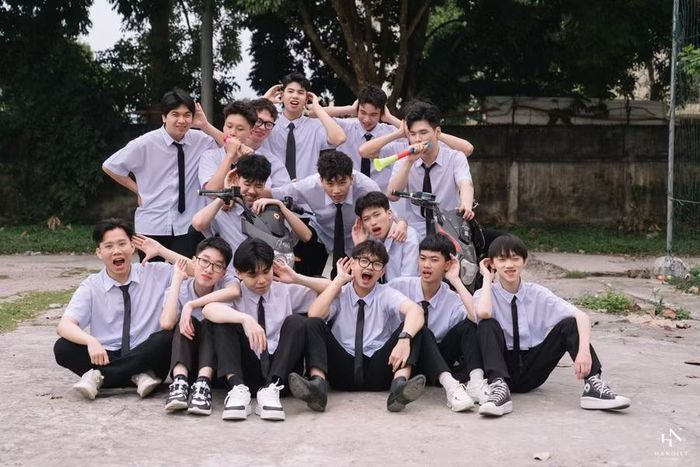 Tống Hà Thành (ngoài cùng bìa phải) luôn hòa đồng với các bạn trong lớp.