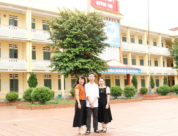 Hưng cùng cô Hoàng Thị Phương Thảo - giáo viên chủ nhiệm lớp 12A1 (bài phải) và cô Nguyễn Thị Dịu - Phó Hiệu trưởng Trường THPT Quỳnh Thọ.