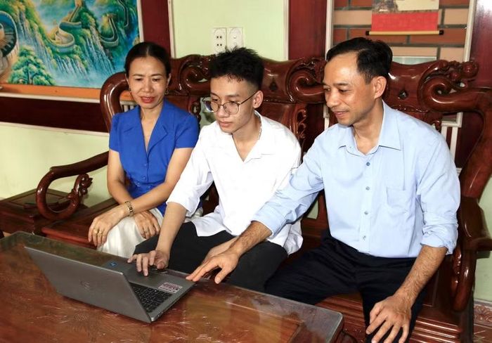 Bố mẹ luôn đồng hành cùng Nguyễn Văn Hưng trong học tập cũng như cuộc sống.