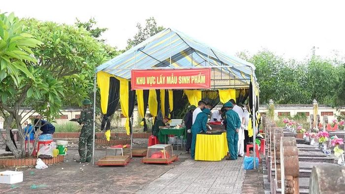 Lực lượng chức năng bám hiện trường không kể nắng mưa.