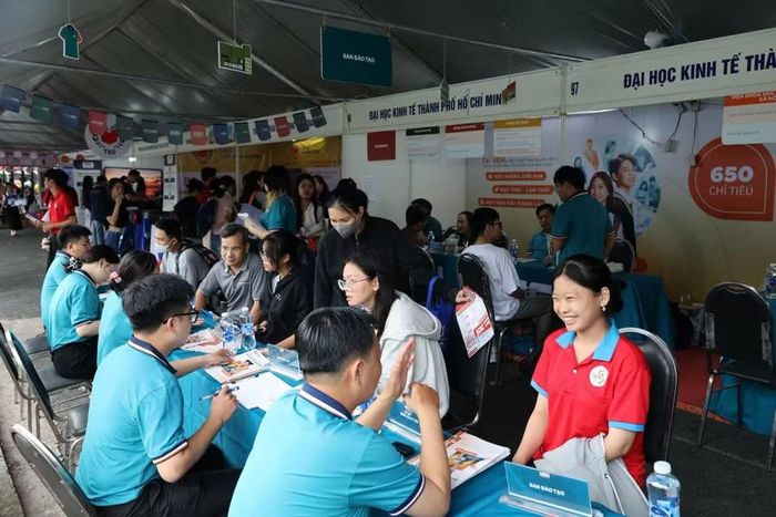 Hoạt động tư vấn tuyển sinh của Đại học Kinh tế TPHCM tại ngày hội lựa chọn nguyện vọng xét tuyển Đại học - Cao đẳng 2026.