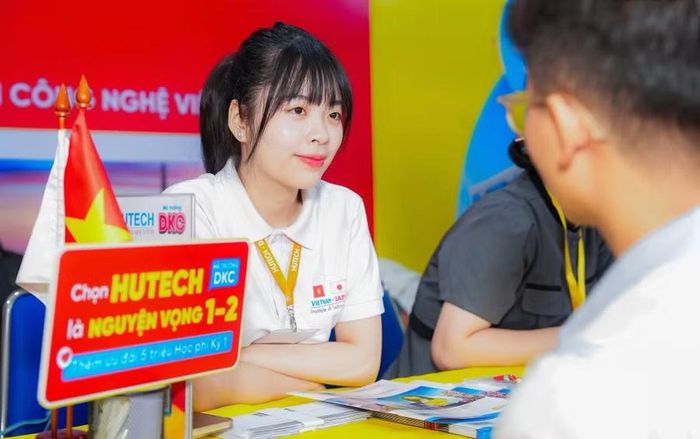 Chuyên gia tư vấn tuyển sinh Trường Đại học Công nghệ TPHCM tại ngày hội lựa chọn nguyện vọng xét tuyển đại học, cao đẳng năm 2026. Ảnh: HUTECH.