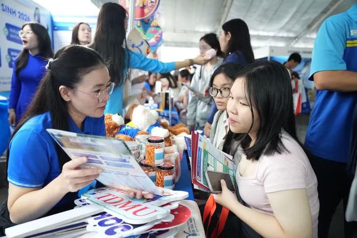 Chuyên gia tuyển sinh Trường Đại học Thủ Dầu Một giải đáp thắc mắc về phương thức xét tuyển, học phí và cơ hội việc làm cho thí sinh. Ảnh: TDMU.