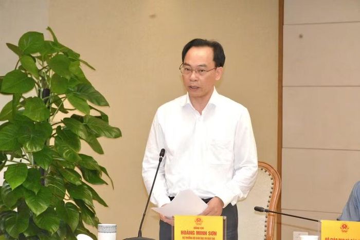 Bộ trưởng Hoàng Minh Sơn báo cáo tại buổi làm việc.
