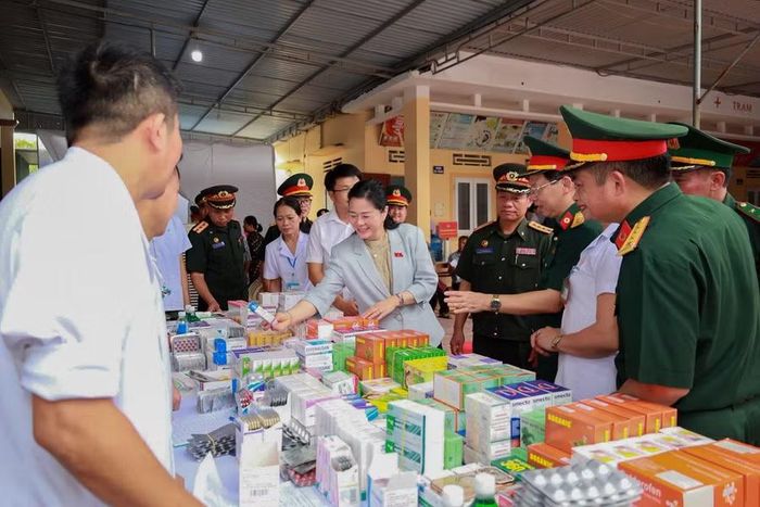 Lãnh đạo Cục Quân y Việt Nam, Lào tham quan khu vực cấp phát thuốc miễn phí.