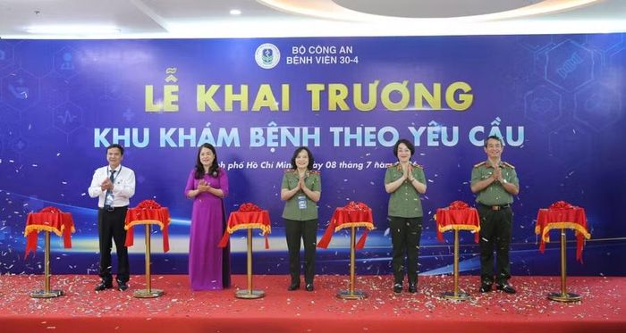 Nghi thức cắt băng khánh thành khu Khám bệnh theo yêu cầu.