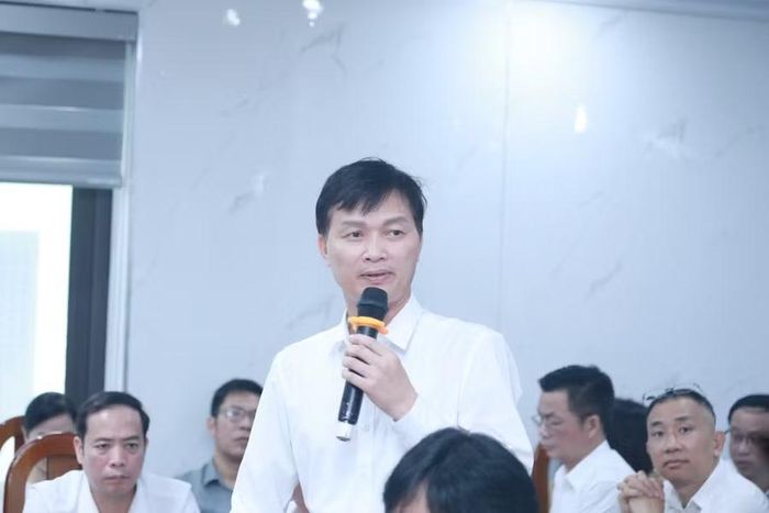 Ông Bùi Hồng Huế - Hiệu trưởng Trường Cao đẳng Xây dựng công trình đô thị chia sẻ tại hội nghị.