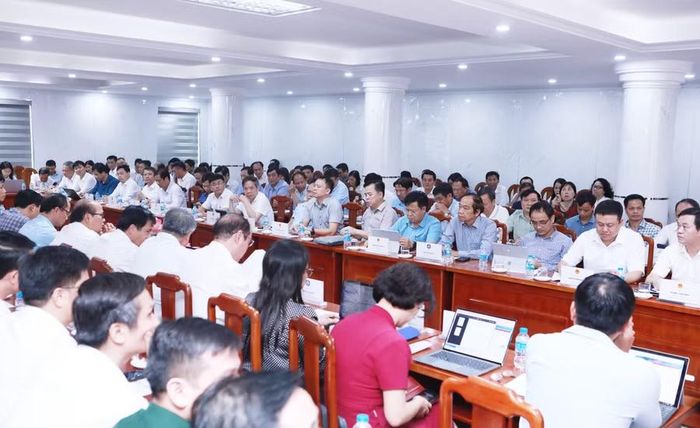 Các đại biểu trao đổi ý kiến.