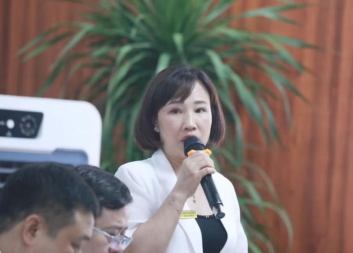 Bà Phạm Thị Hường - Hiệu trưởng Trường Cao đẳng Nghề công nghiệp Hà Nội phát biểu ý kiến tại hội nghị.