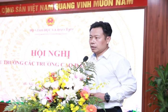 GS.TS Lê Quân - Thứ trưởng Bộ GD&amp;ĐT trực tiếp trao đổi, giải đáp những ý kiến của đại biểu dự hội nghị.
