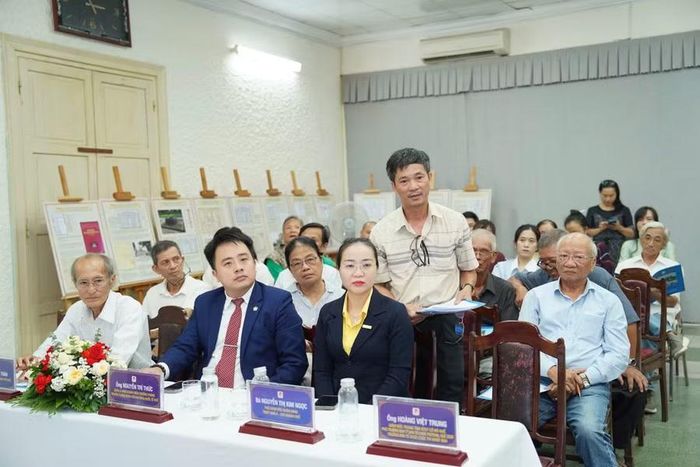 Nhiều ý kiến từ các nhiếp ảnh gia chuyên nghiệp tại TP Huế ở buổi Họp báo.