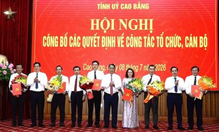 Thường trực Tỉnh ủy Cao Bằng trao các quyết định về công tác cán bộ.
