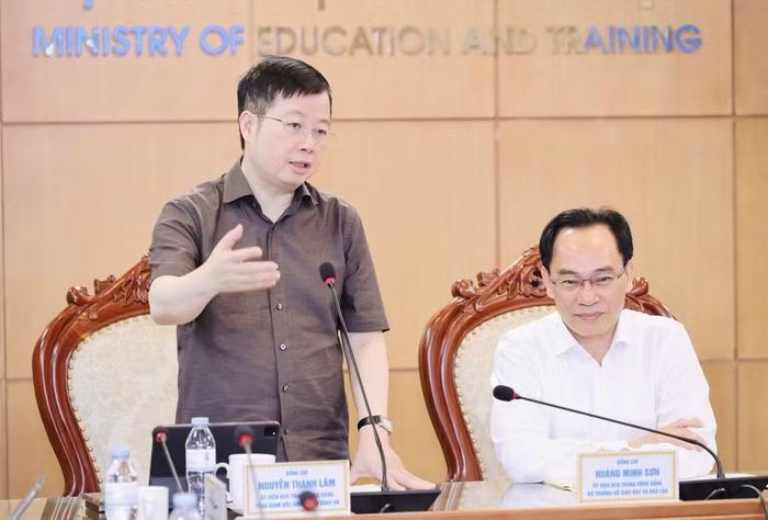 Tổng Giám đốc VTV Nguyễn Thanh Lâm trao đổi tại buổi làm việc.