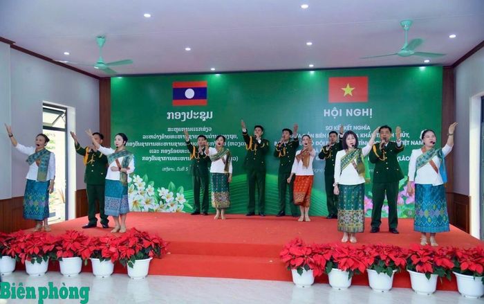 Tiết mục văn nghệ tại Hội nghị sơ kết 12 năm thực hiện Chương trình kết nghĩa giữa Đồn Biên phòng cửa khẩu Thanh Thủy, Bộ đội Biên phòng tỉnh Nghệ An và Đại đội Biên phòng 252, Bộ Chỉ huy Quân sự tỉnh Bô Ly Khăm Xay (Lào) giai đoạn 2014-2026, được tổ chức trong khuôn khổ Chương trình Giao lưu hữu nghị Quốc phòng biên giới Việt Nam - Lào lần thứ 3, ngày 5/7, tại xã Kim Bảng, tỉnh Nghệ An. Ảnh: Lê Thạch