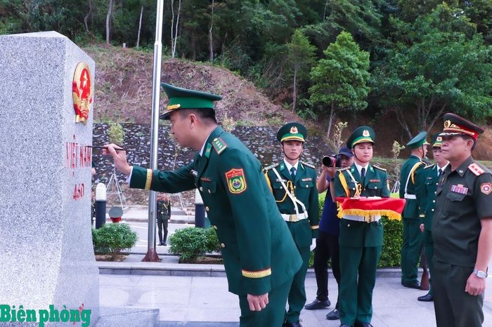 Cán bộ, chiến sĩ Bộ đội Biên phòng tỉnh Nghệ An luyện tập đội hình nghi lễ tại khu vực cột mốc 460, nơi diễn ra các hoạt động chào, tô son cột mốc chủ quyền và trồng cây hữu nghị. Ảnh: Dân Chủ