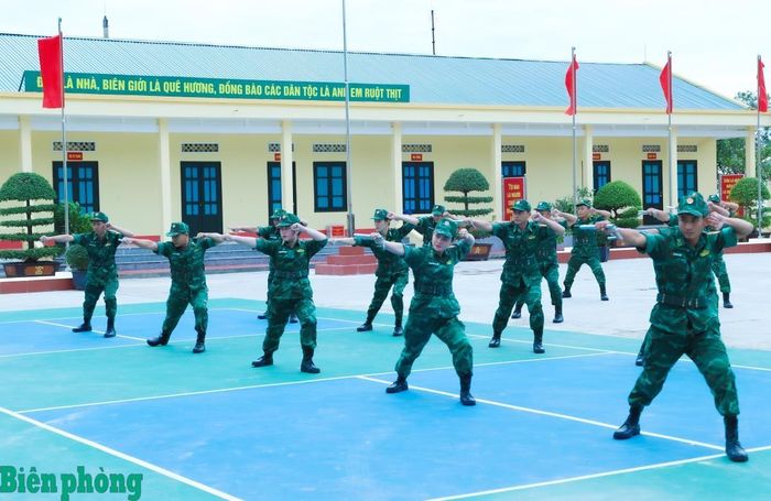 Cán bộ, chiến sĩ Đồn Biên phòng cửa khẩu Thanh Thủy luyện tập võ thuật, sẵn sàng biểu diễn phục vụ đoàn đại biểu cấp cao Bộ Quốc phòng hai nước Việt Nam - Lào đến thăm đơn vị. Ảnh: Ngọc Lâm