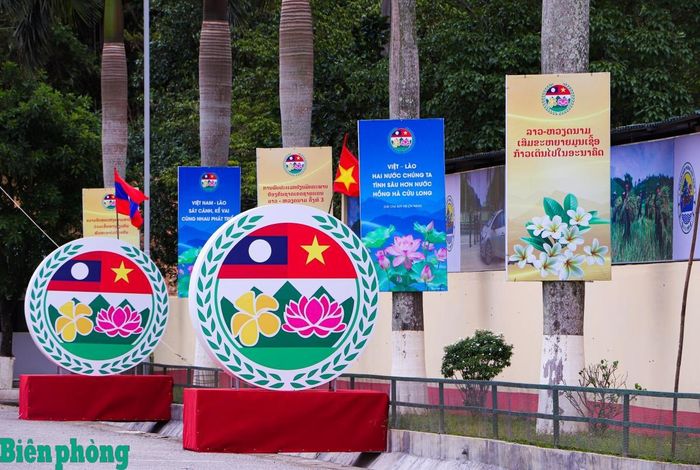 Quang cảnh biên giới tỉnh Nghệ An rực rỡ băng rôn, khẩu hiệu. Ảnh: Chiến Khu