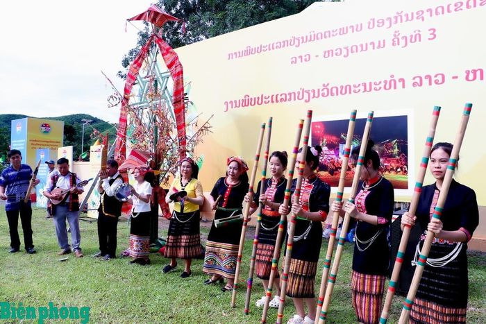 Khu vực Nhà văn hóa thôn Thủy Phong, xã Kim Bảng, tỉnh Nghệ An rực rỡ sắc màu, rộn ràng với các trò chơi dân gian và hoạt động văn nghệ đậm đà bản sắc các dân tộc. Ảnh: Thanh Xuân