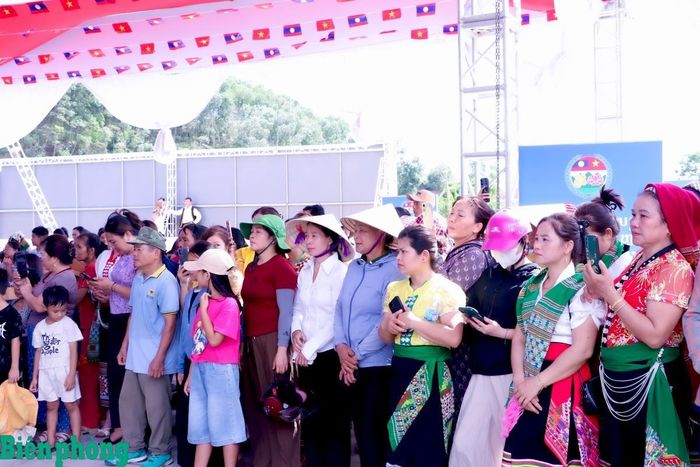 Đông đảo nhân dân khu vực biên giới tỉnh Nghệ An mong chờ Chương trình Giao lưu hữu nghị Quốc phòng biên giới Việt Nam - Lào lần thứ 3. Ảnh: Chiến Khu