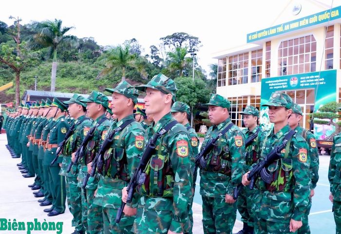 Cán bộ, chiến sĩ Đồn Biên phòng cửa khẩu Thanh Thủy đội ngũ chỉnh tề, thuần thục nghi thức đón Đoàn đại biểu cao cấp Bộ Quốc phòng hai nước Việt Nam - Lào đến thăm đơn vị. Ảnh: Chiến Khu