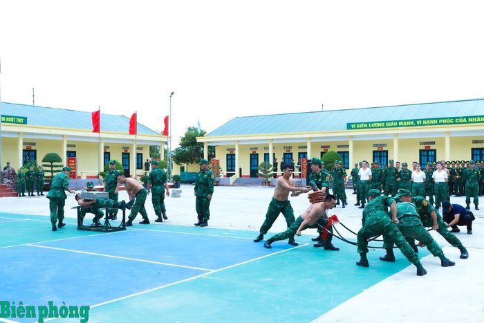 Cán bộ, chiến sĩ Đồn Biên phòng cửa khẩu Thanh Thủy, Bộ đội Biên phòng tỉnh Nghệ An luyện tập võ thuật, sẵn sàng biểu diễn phục vụ đoàn đại biểu cấp cao Bộ Quốc phòng hai nước Việt Nam - Lào đến thăm, tặng quà tại đơn vị. Ảnh: Ngọc Lâm