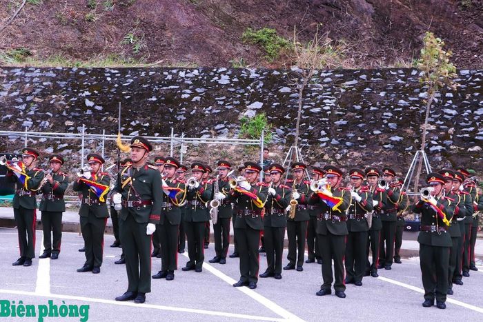 Đội quân nhạc của nước bạn Lào tích cực luyện tập, sẵn sàng cho chương trình giao lưu. Ảnh: Dân Chủ
