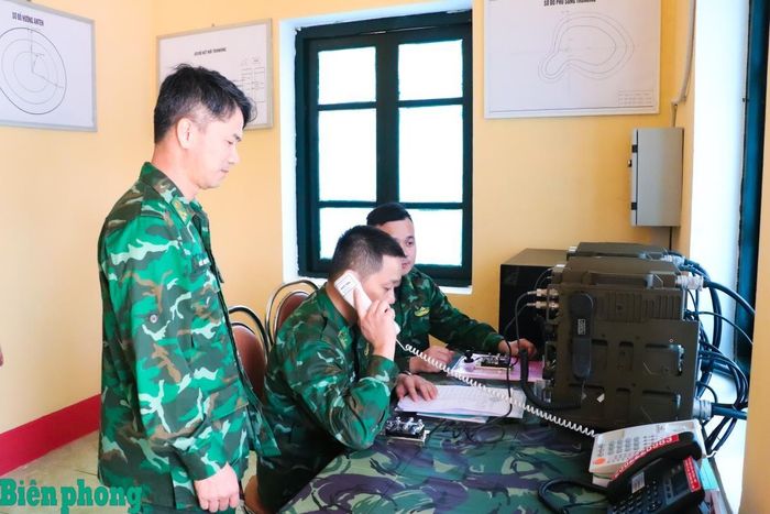 Cán bộ thông tin Bộ đội Biên phòng kiểm tra, vận hành hệ thống thông tin liên lạc, bảo đảm thông suốt trong quá trình tổ chức Chương trình Giao lưu hữu nghị Quốc phòng biên giới Việt Nam - Lào lần thứ 3. Ảnh: Thanh Xuân