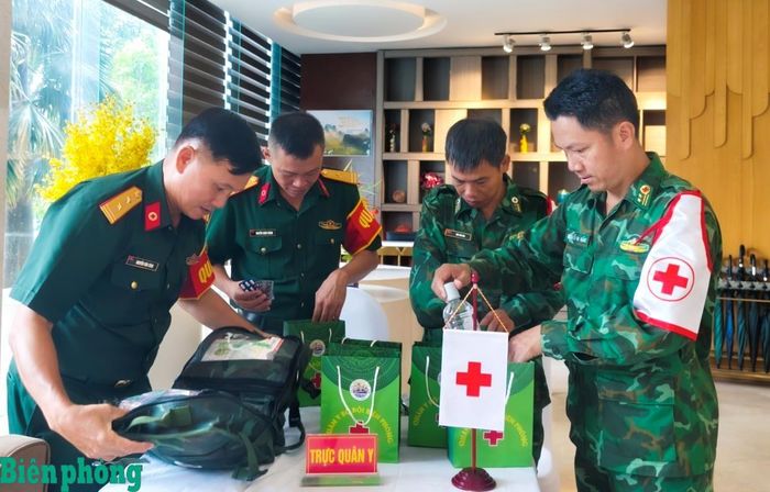 Cán bộ quân y chuẩn bị thuốc, trang thiết bị y tế phục vụ hoạt động khám bệnh, cấp phát thuốc miễn phí cho nhân dân khu vực biên giới. Ảnh: Dân Chủ