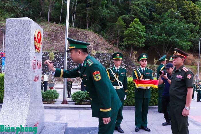 Cán bộ, chiến sĩ Bộ đội Biên phòng tỉnh Nghệ An luyện tập các nội dung tại khu vực cột mốc 460, nơi diễn ra các hoạt động chào, tô son cột mốc chủ quyền và trồng cây hữu nghị. Ảnh: Dân Chủ