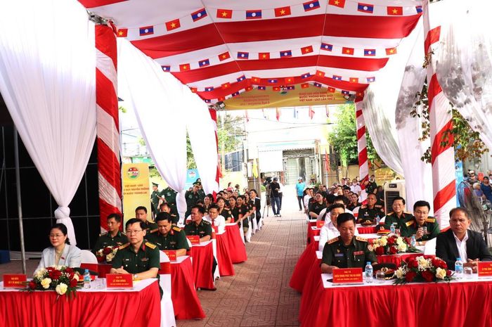 Đại biểu các đơn vị dự khai mạc chương trình khám chữa bệnh. Ảnh: Viết Lam