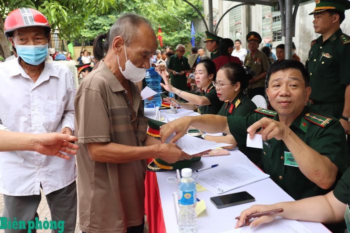 Cán bộ quân y hướng dẫn nhân dân đến khám chữa bệnh. Ảnh: Viết Lam