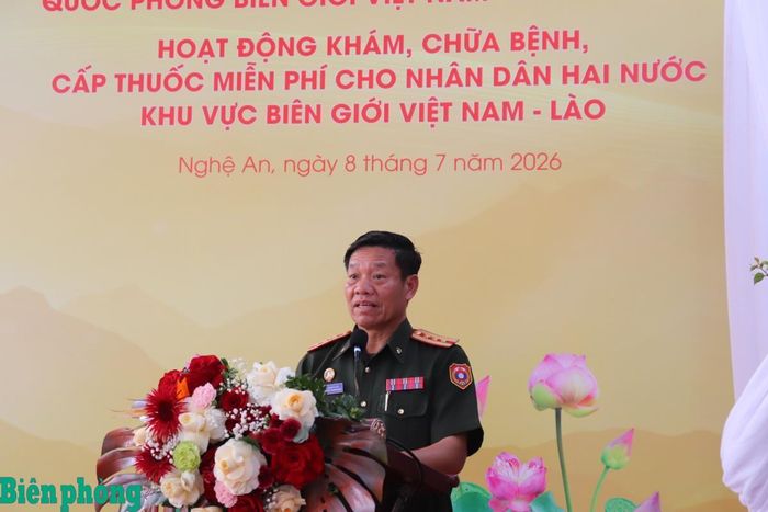 Đại tá Khên Thong Phăt Tha Na Khăm nhấn mạnh ý nghĩa của hoạt động khám chữa bệnh cho nhân dân hai bên biên giới. Ảnh: Viết Lam