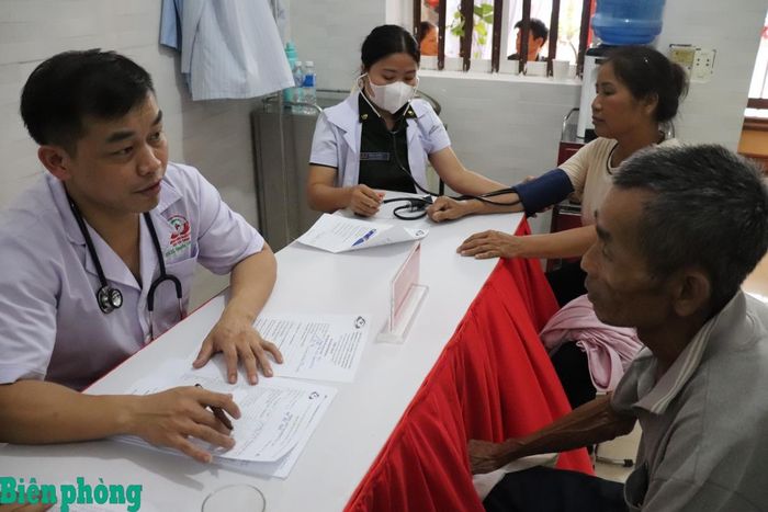Bác sĩ quân y hai nước Việt Nam - Lào khám bệnh cho người dân. Ảnh: Viết Lam