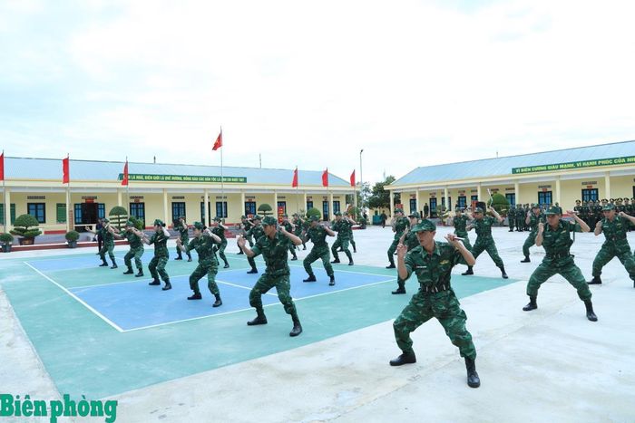 Cán bộ Bộ đội Biên phòng tỉnh Nghệ An luyện tập nội dung biểu diễn võ thuật phục vụ hoạt động đón đoàn đại biểu cấp cao Bộ Quốc phòng hai nước đến thăm, tặng quà cán bộ, chiến sĩ Đồn Biên phòng cửa khẩu Thanh Thủy. Ảnh: Ngọc Lâm