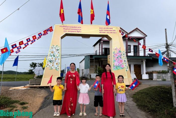 Giáo viên và học sinh Trường Mầm non Thanh Hà tích cực luyện tập nội dung đón đoàn đại biểu Bộ Quốc phòng hai nước Việt Nam - Lào đến dự lễ khởi công xây dựng trường học mới. Ảnh: Viết Lam