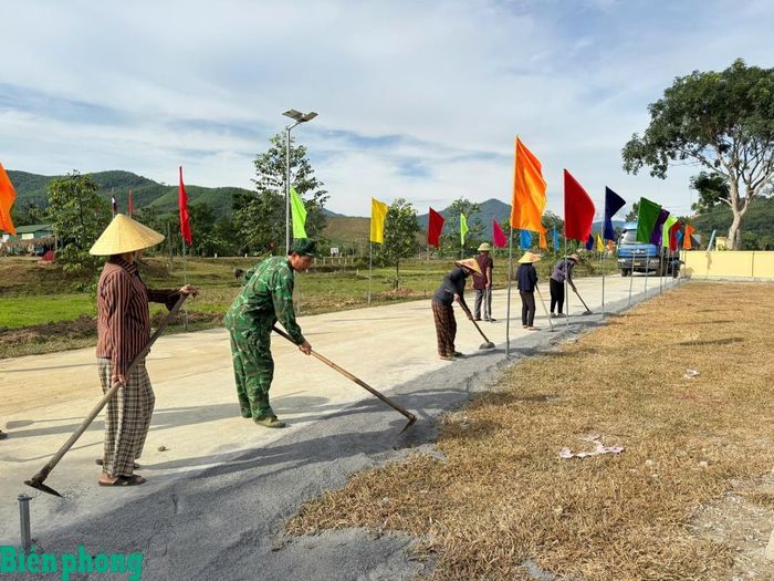 Nhân dân thôn Thủy Phong tham gia cùng bộ đội vệ sinh tại khuôn viên nhà văn hóa để chào đón chương trình giao lưu. Ảnh: Viết Lam