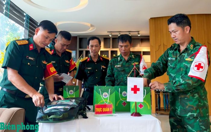 Lực lượng quân y kiểm tra cơ số thuốc, trang bị y tế, bảo đảm phục vụ công tác chăm sóc sức khỏe đại biểu và các lực lượng tham gia Chương trình Giao lưu. Ảnh: Thanh Xuân