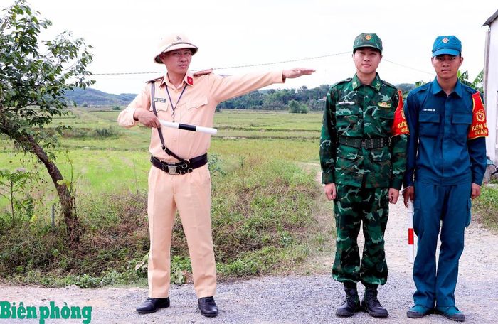 Các lực lượng chức năng phối hợp phân luồng, điều tiết giao thông trên các tuyến đường dẫn vào khu vực tổ chức Chương trình Giao lưu, bảo đảm việc di chuyển của các đoàn đại biểu thuận lợi, thông suốt. Ảnh: Chiến Khu
