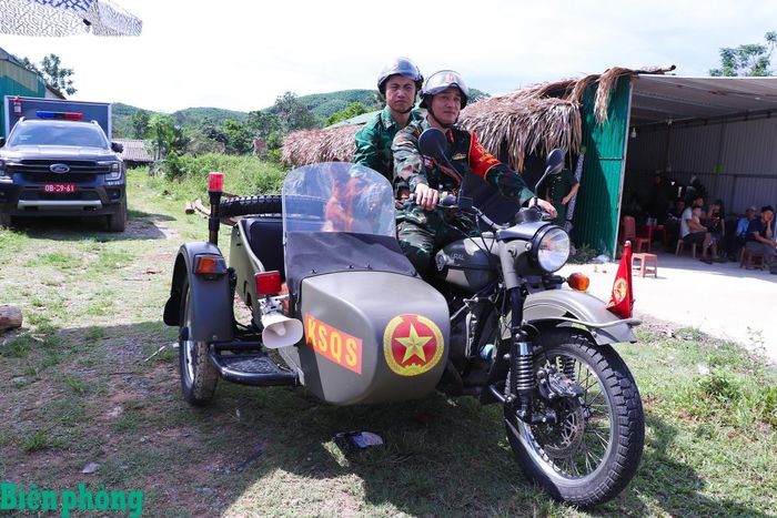 Tổ Kiểm soát quân sự chuẩn bị phương tiện, sẵn sàng thực hiện nhiệm vụ tuần tra, bảo đảm an ninh, trật tự tại các địa điểm diễn ra hoạt động trong Chương trình Giao lưu. Ảnh: Thanh Xuân