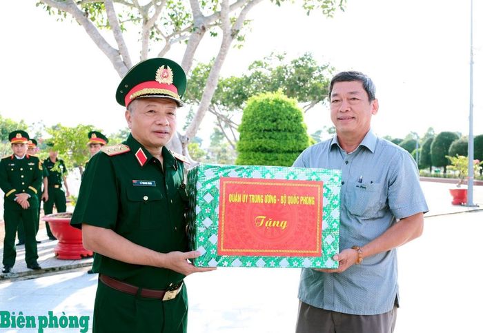 Thượng tướng Lê Quang Minh tặng quà Ban Quản trị Nghĩa trang Anh hùng, liệt sĩ tỉnh An Giang. Ảnh: Tuấn Kiệt