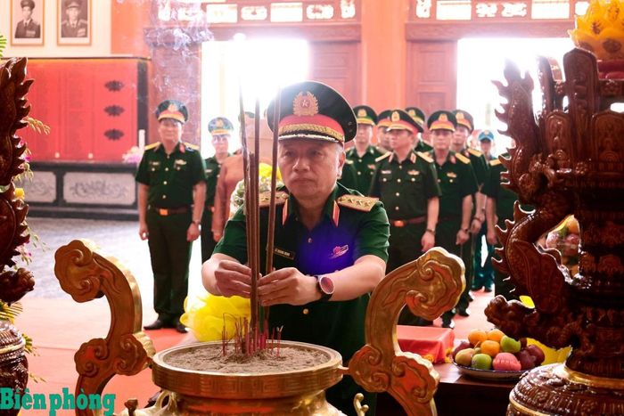 Thượng tướng Lê Quang Minh dâng hương tại Đền tưởng niệm Anh hùng, liệt sĩ và người có công tỉnh An Giang. Ảnh: Tuấn Kiệt