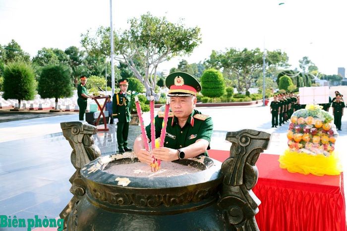Thượng tướng Lê Quang Minh dâng hương tại Nghĩa trang Anh hùng, liệt sĩ tỉnh An Giang. Ảnh: Tuấn Kiệt