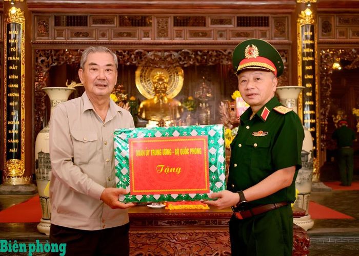 Thượng tướng Lê Quang Minh tặng quà Ban Quản lý Đền tưởng niệm Anh hùng, liệt sĩ và người có công tỉnh An Giang. Ảnh: Tuấn Kiệt