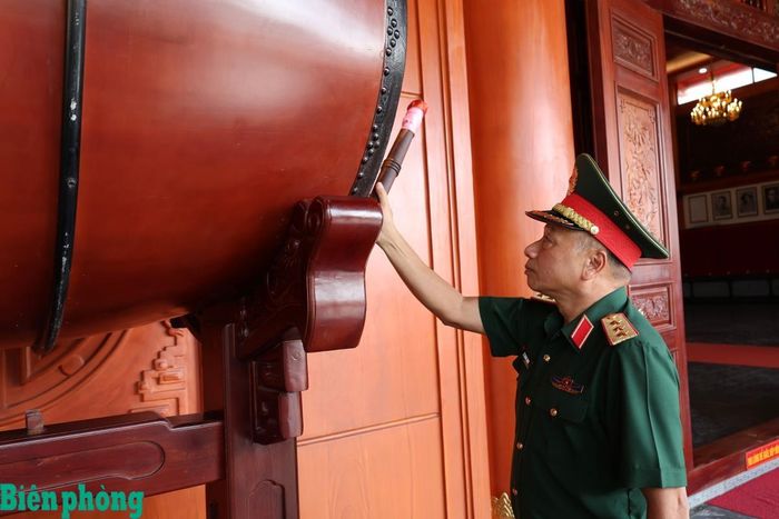 Thượng tướng Lê Quang Minh thực hiện nghi thức thỉnh trống. Ảnh: Tuấn Kiệt
